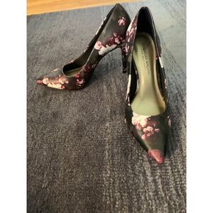 Christian Siriano flower pump, NWOT, size 8.5
